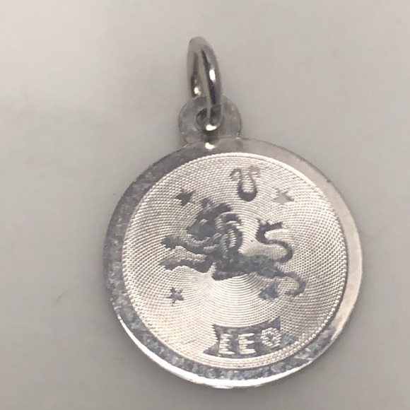 Leo zodiac sterling silver vintage pendant charm - Picture 1 of 4